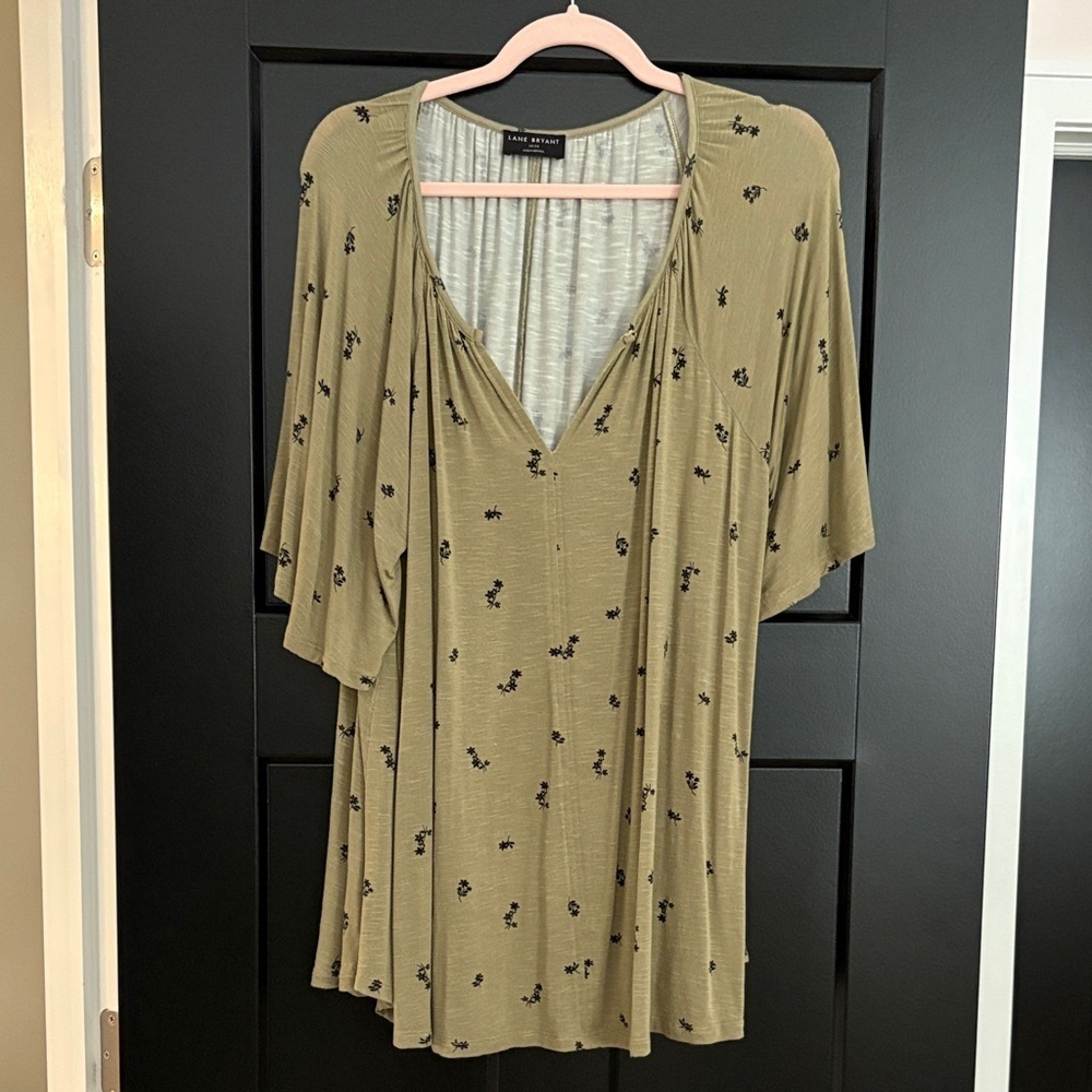 Lane Bryant (Plus Size)Olive Floral Tunic Top w/Black Flower Detail. Size 18/20
